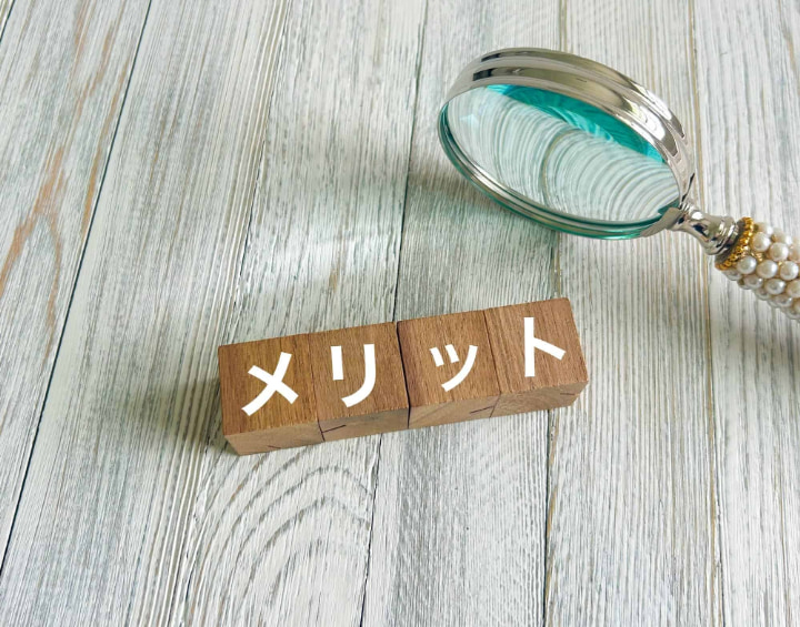 ホームホワイトニングのメリットを示すメリットの文字と虫眼鏡