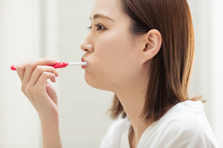 丁寧な歯磨きで妊娠中の歯のトラブルを予防する女性