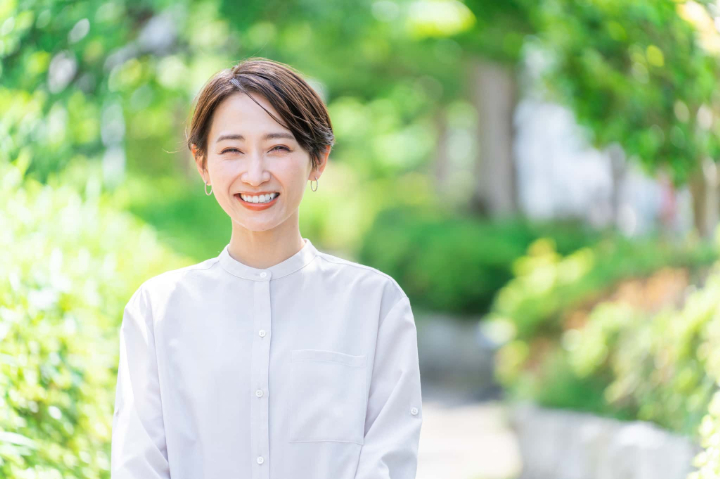 予防歯科で健康な口内環境を維持している笑顔の女性