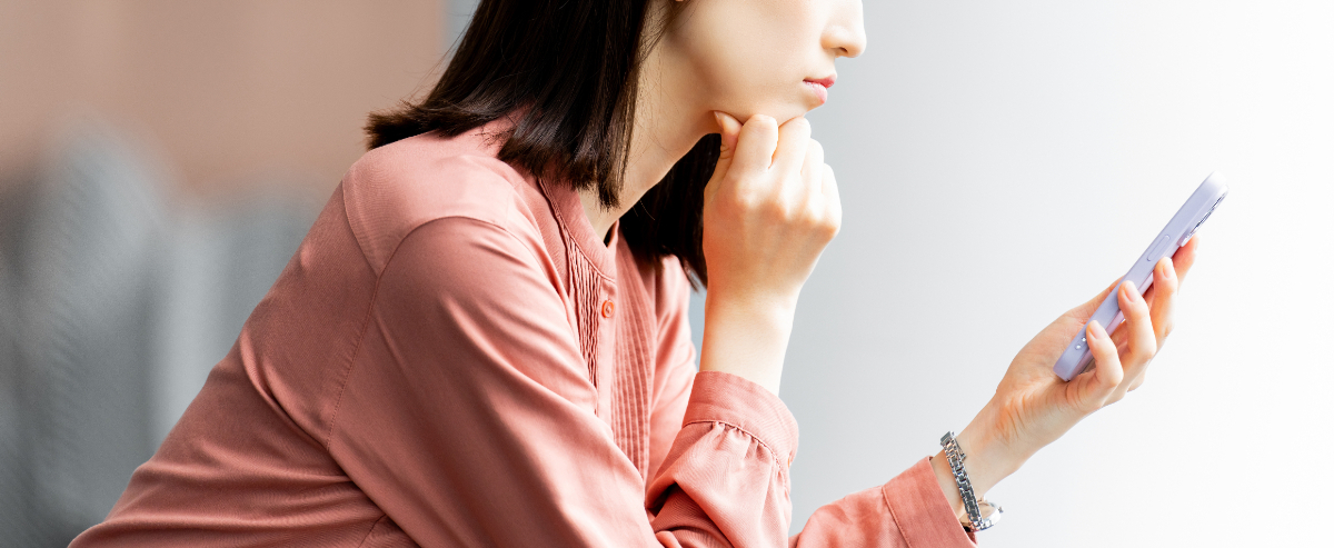 ダイレクトボンディングとは何かを考えている女性