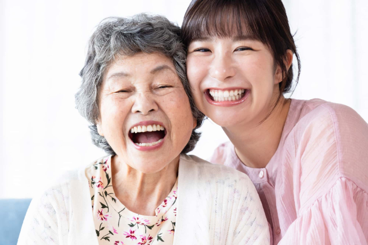 適切なケアで健康な歯を維持した祖母と孫