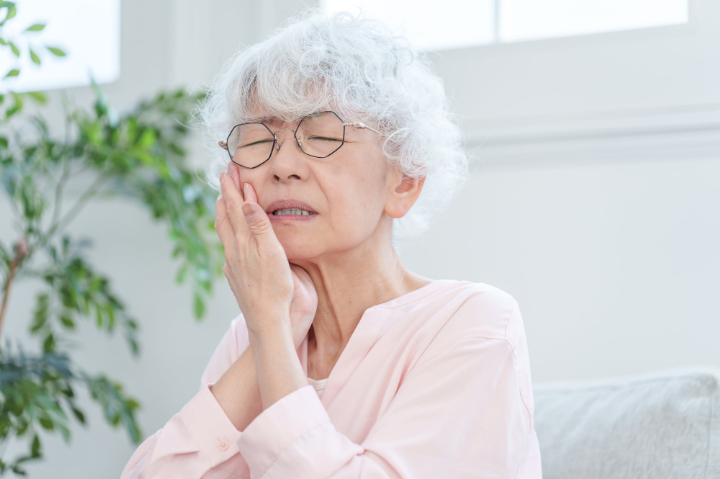 歯の寿命が短くなる主な原因である虫歯になった女性