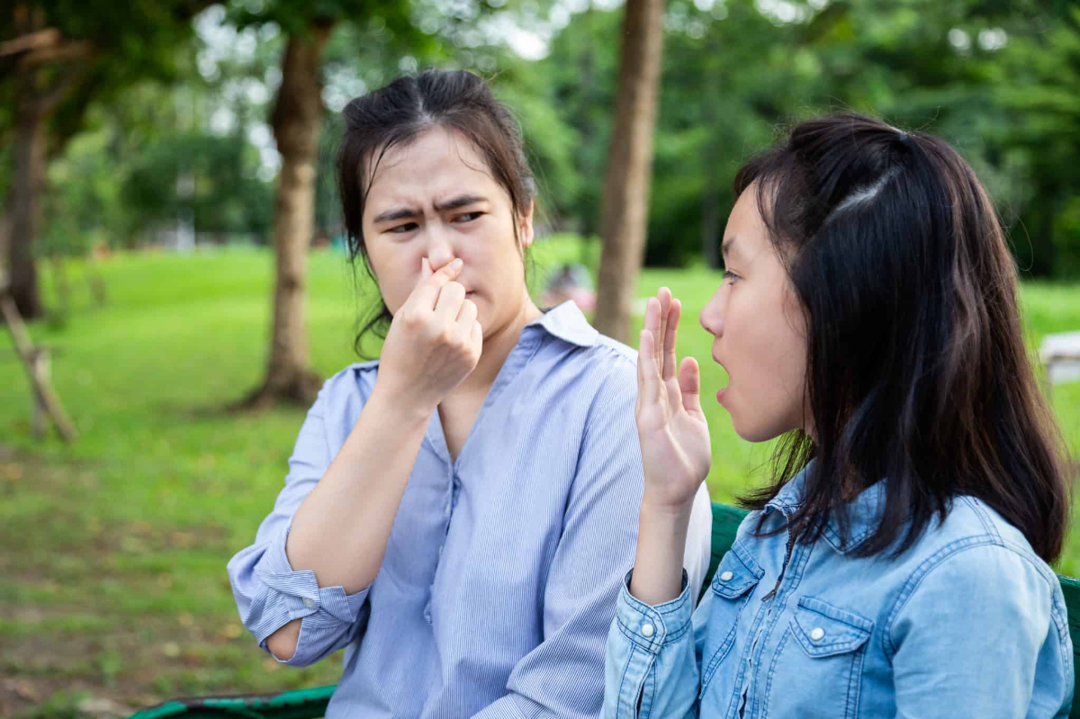子どもの口臭に鼻をつまむ母親