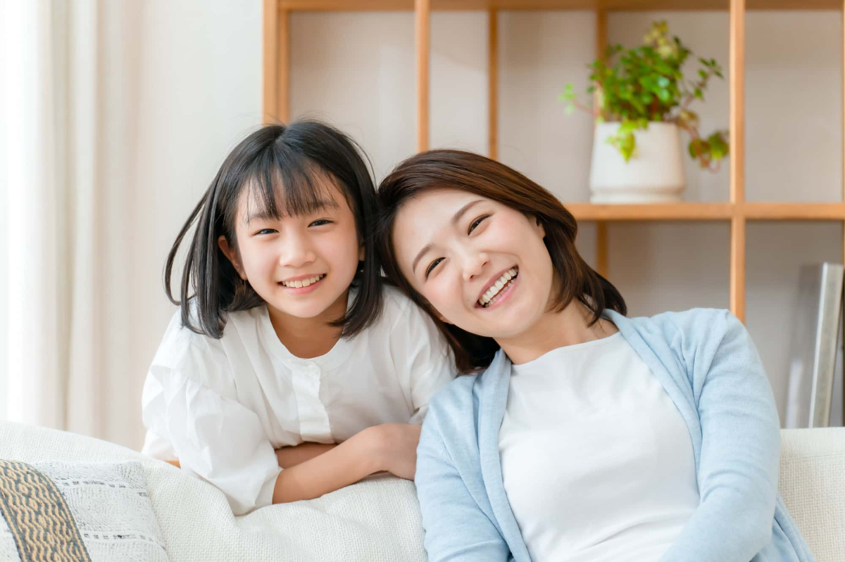 口臭が治った子どもと笑顔の母親