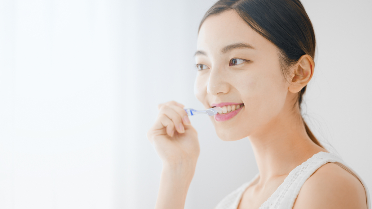 歯周病の進行を抑えるためにしっかり歯磨きをしている女性