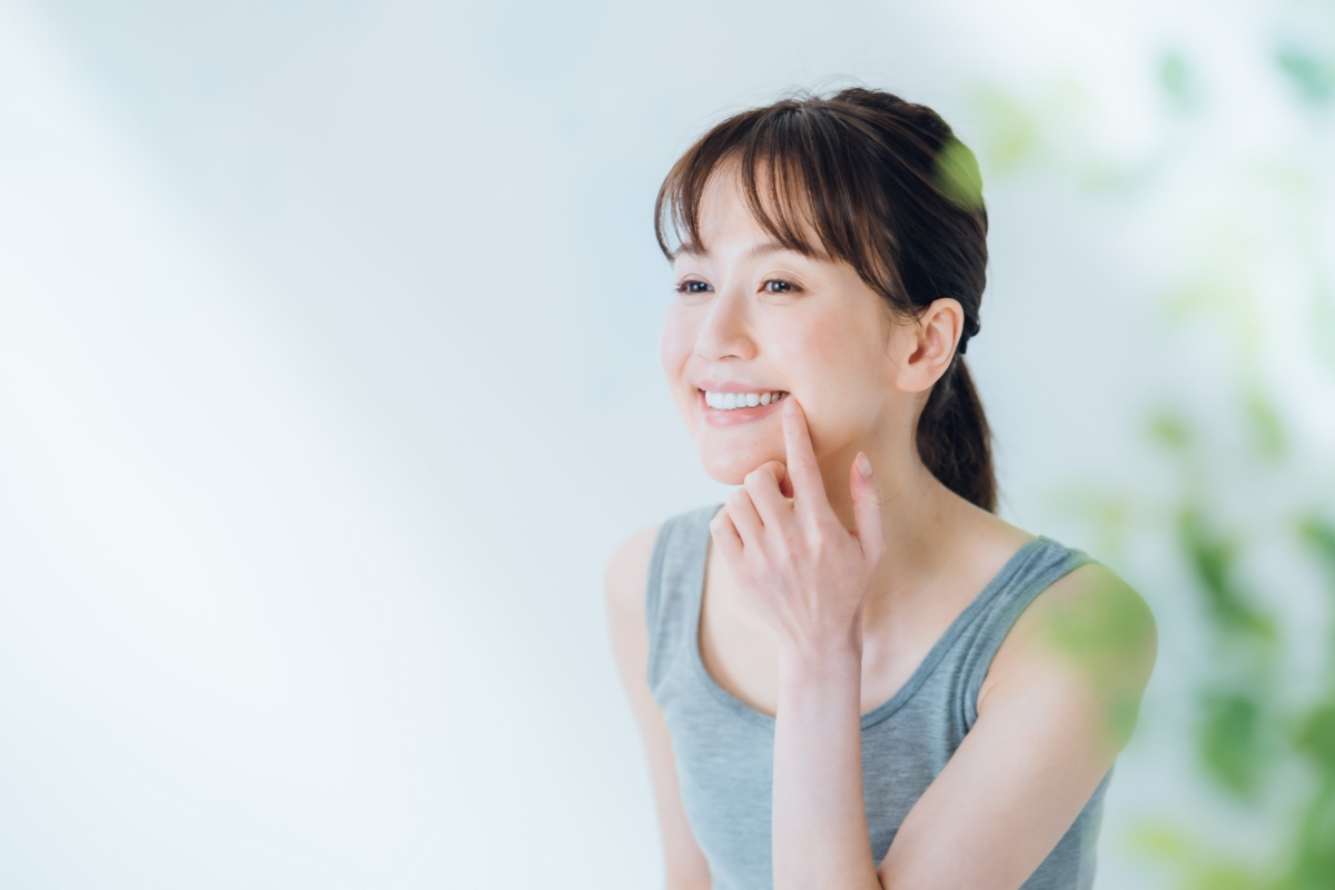 ホワイトニングをして綺麗になった歯の女性