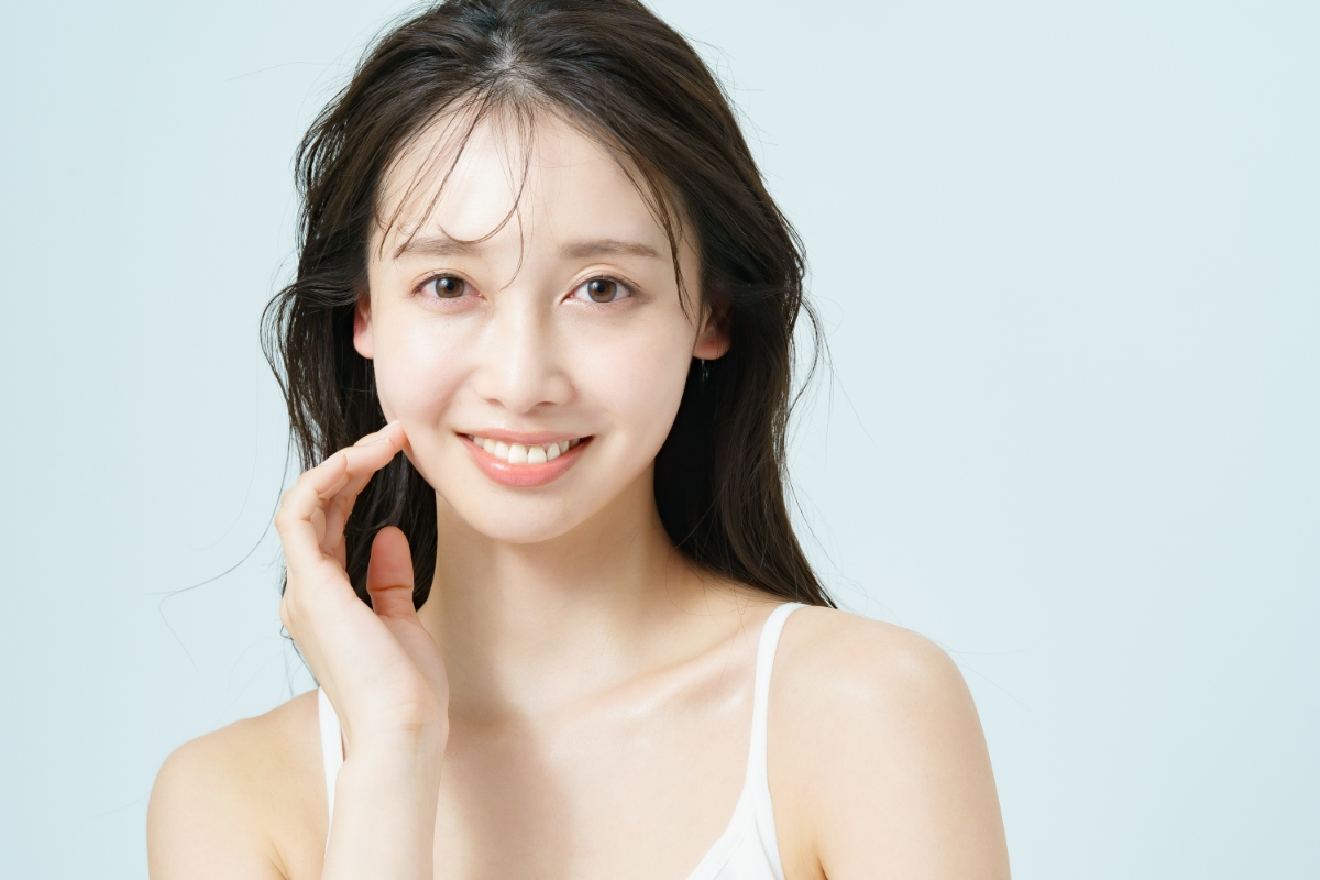 ホワイトニングをして綺麗になった歯の女性