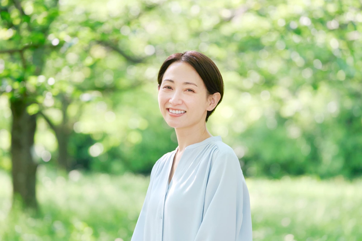 セラミック治療後の口臭を予防している笑顔の女性