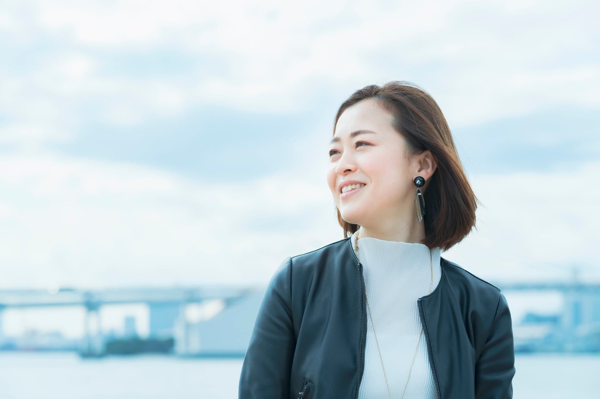 適切なケアで歯石のない歯を維持している女性