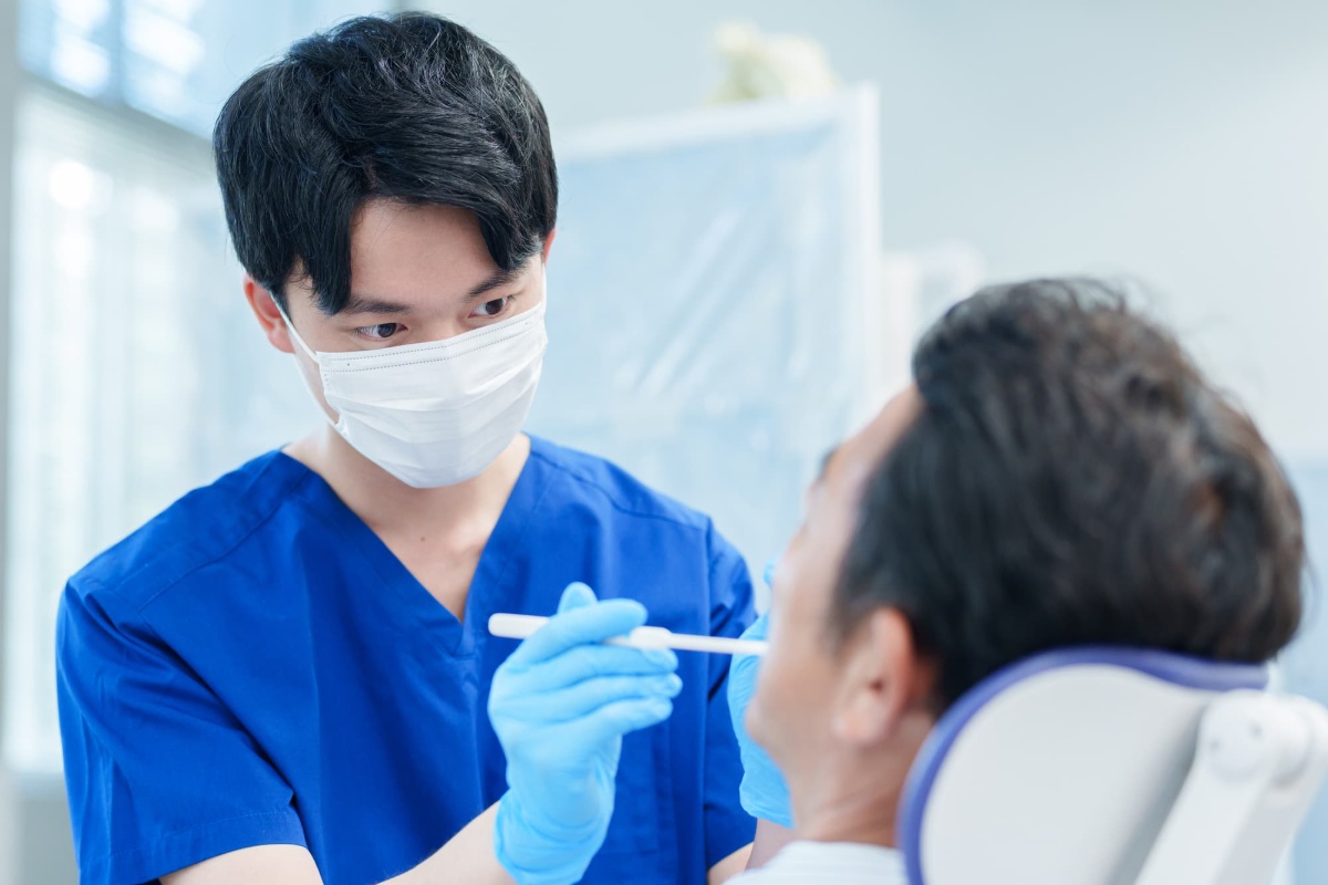定期的に歯科医のメンテナンスを受ける患者