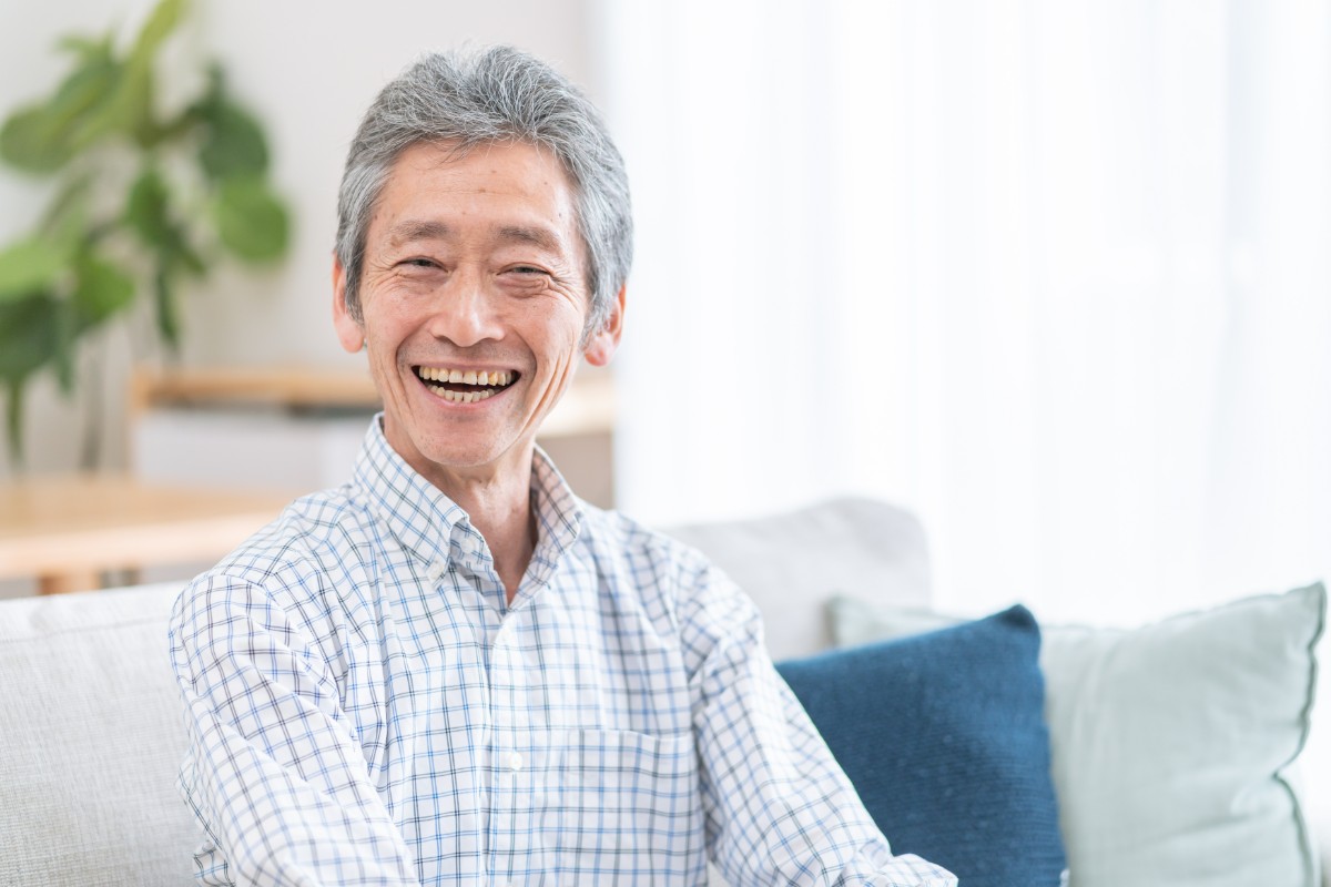 インプラントをやりなおして笑顔のシニア男性