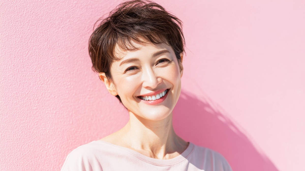 歯のクリーニングに満足してほほ笑む女性