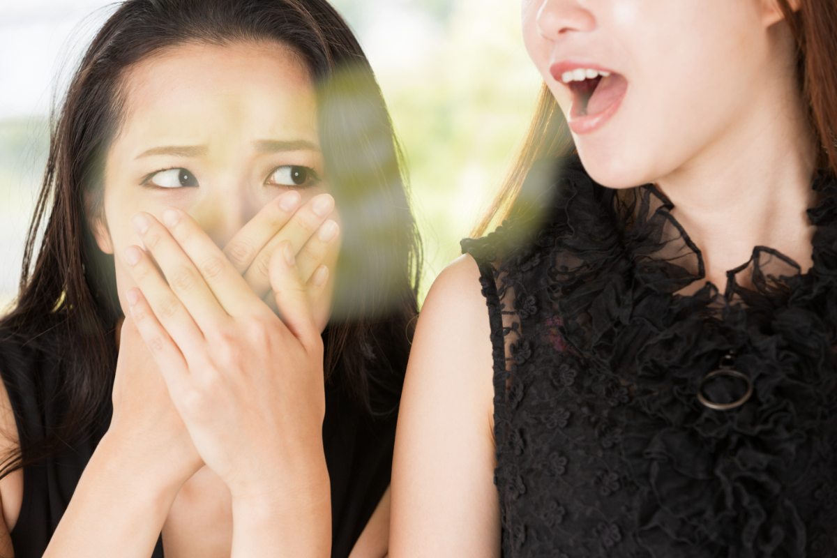銀歯から口臭がしている様子