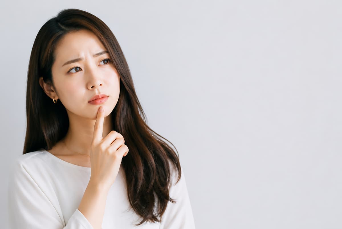 審美歯科での治療に保険は適用されるのか考える女性