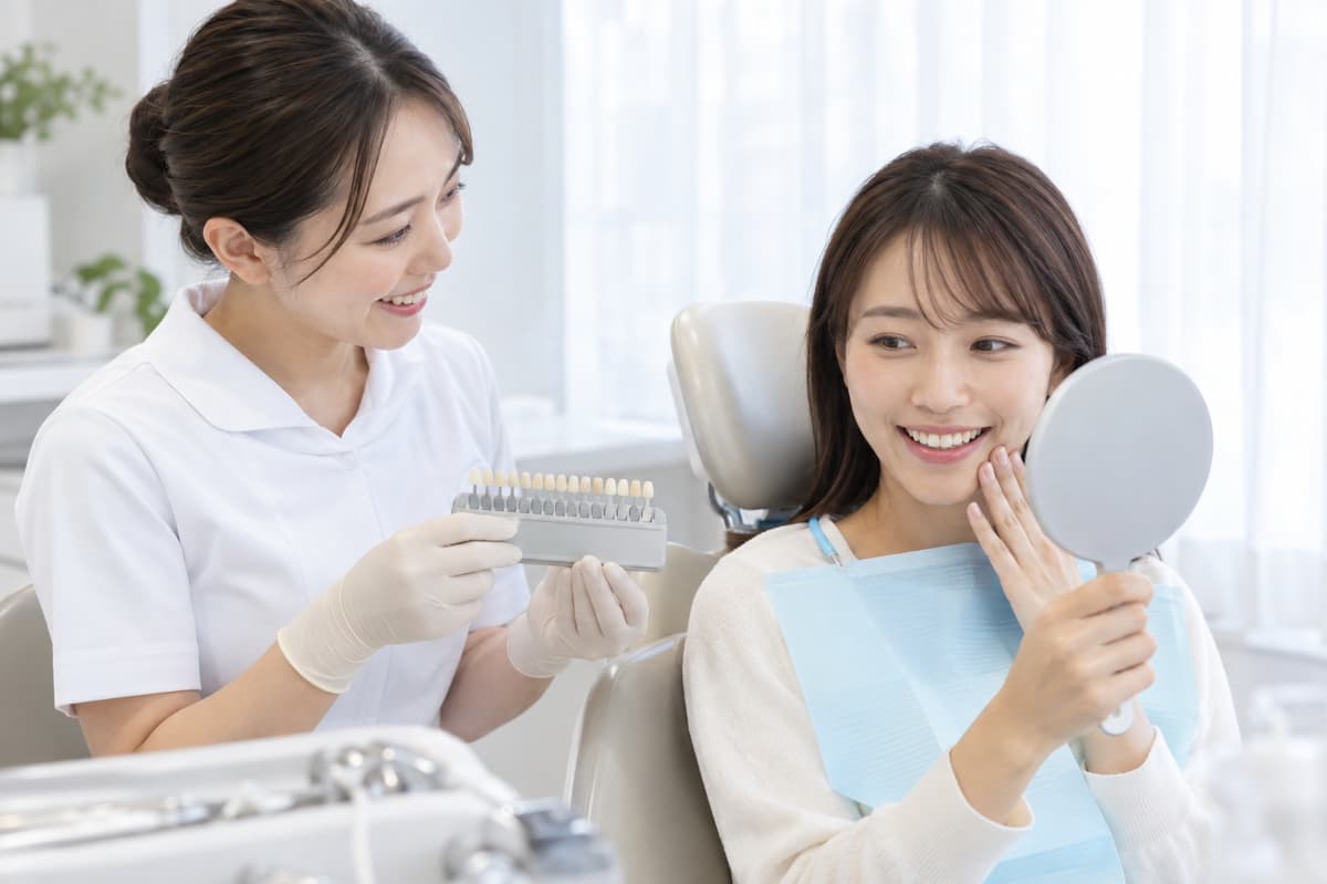 審美歯科のホワイトニングで歯が白くなり嬉しそうな女性